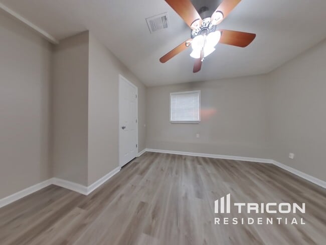 Building Photo - 305 Denae Ct