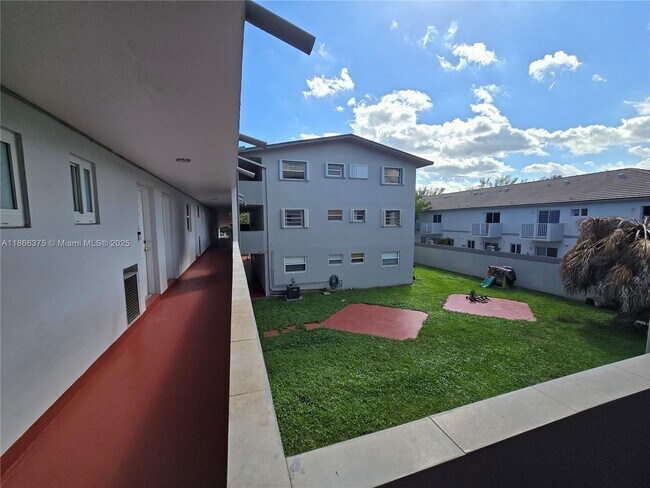 Building Photo - 120 Royal Palm Rd