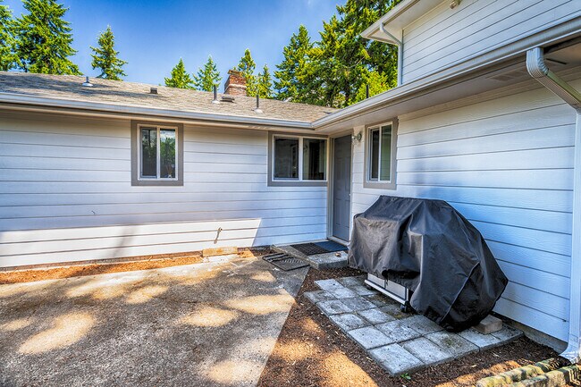 Building Photo - 4 Bedroom Home Lakewood