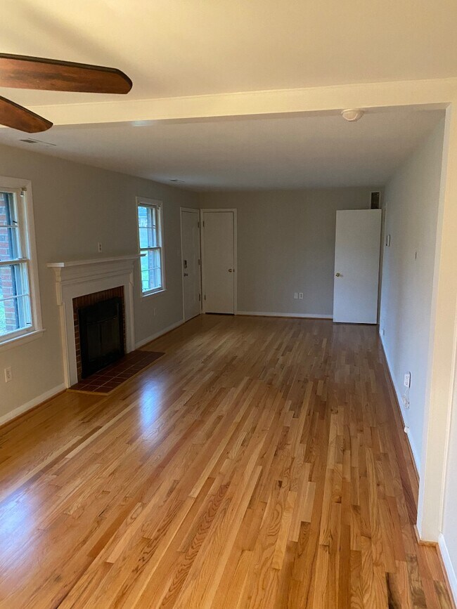 Building Photo - 1424 Nelson Dr