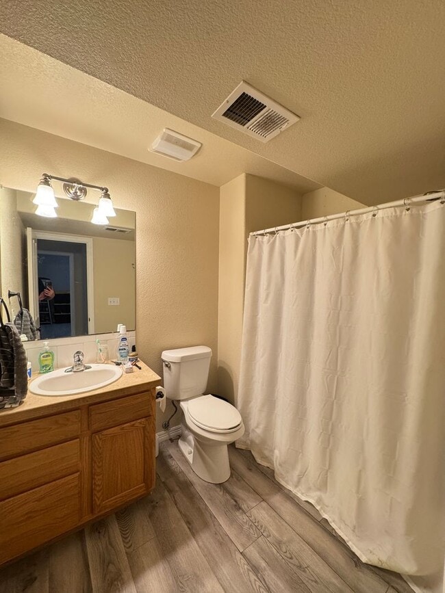 Building Photo - Beautiful 5 Bedroom home in Wellington