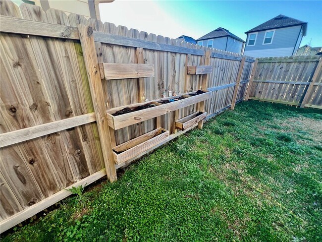 Building Photo - 1720 W Broadway Pl