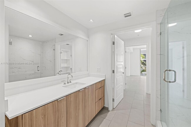 Building Photo - 2150 N Bayshore Dr