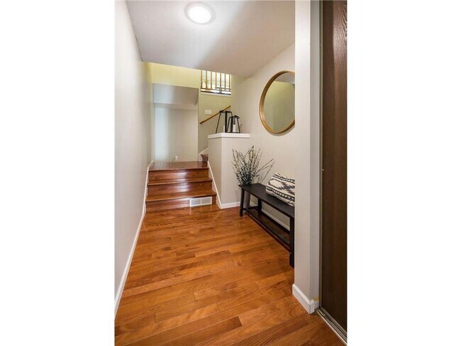 Building Photo - 334 W 5th St