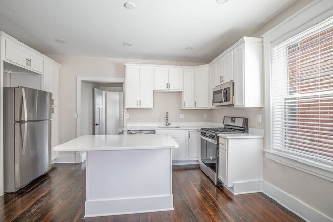 Building Photo - Charming Renovation in the HEART of DOGTOWN!