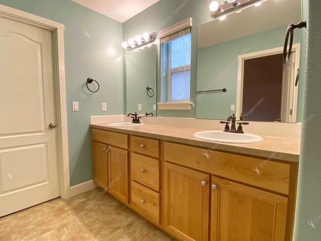 Building Photo - Single-level 3 BR-2BA Home in SE Bend