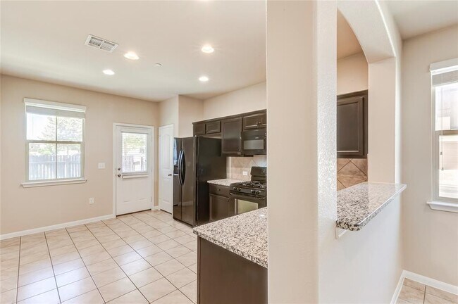Building Photo - 2880 Donnell Dr