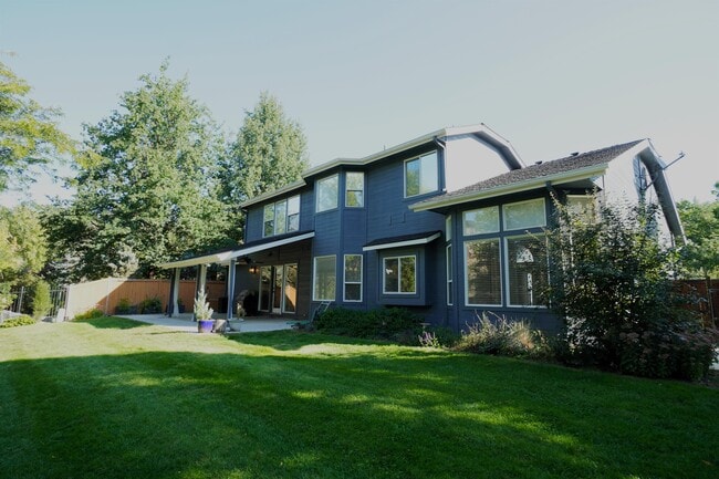 Building Photo - 2747 E Migratory Dr