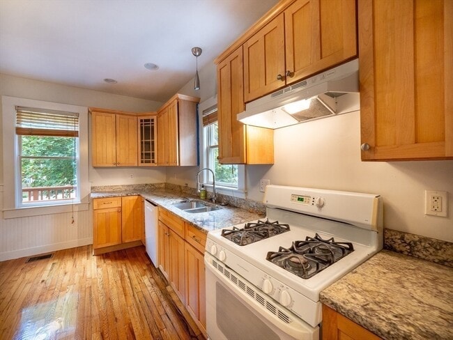 Building Photo - 12 Adella Pl
