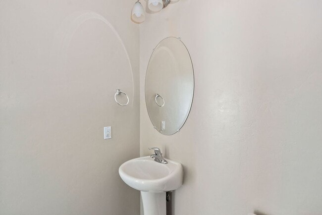 Building Photo - This very popular 2-story home floor plan ...