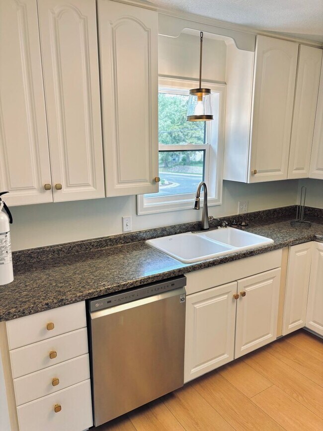 Building Photo - Stunning 2 Bedroom Home in The Heart of Go...
