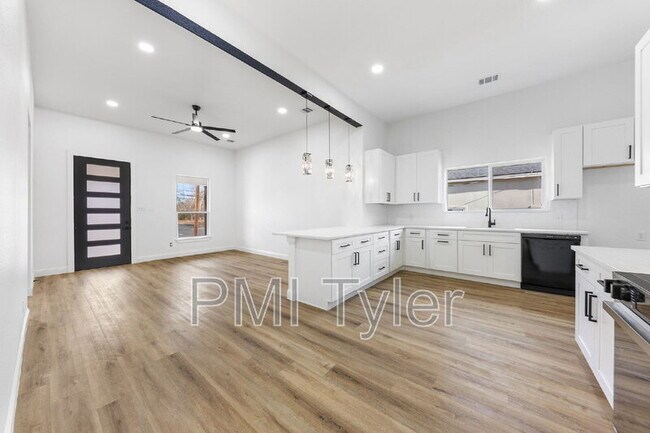 Building Photo - 1247 Bonham St
