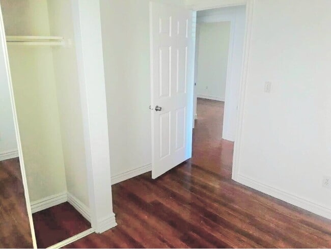 Building Photo - 844 W 54th St