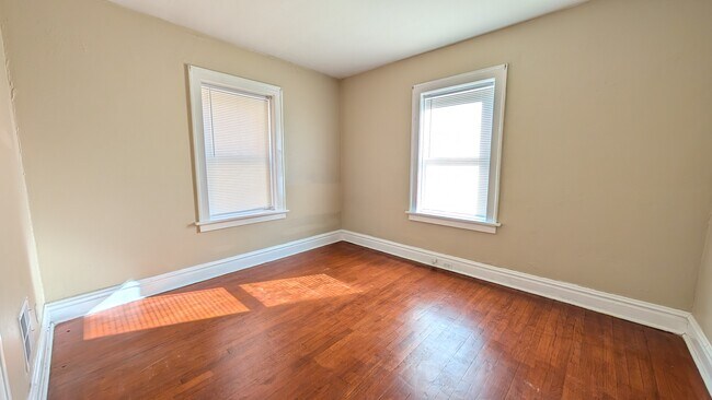 Building Photo - 5042 Mardel Ave