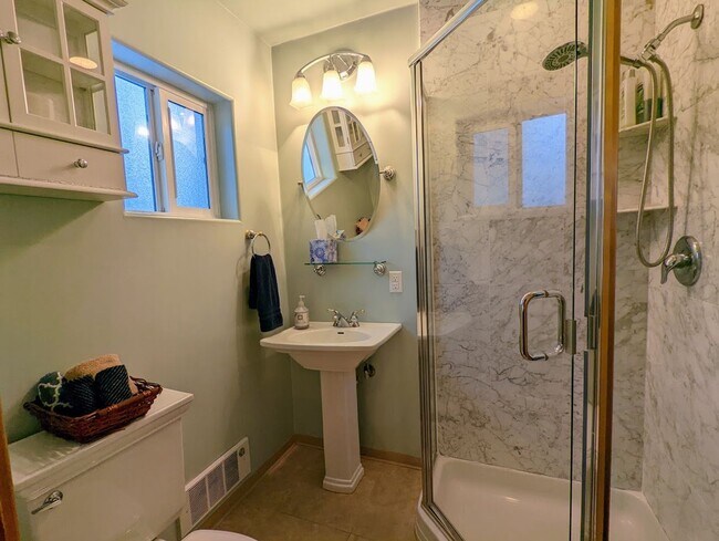 Building Photo - Pet friendly 4Bd home for a seasonal lease...