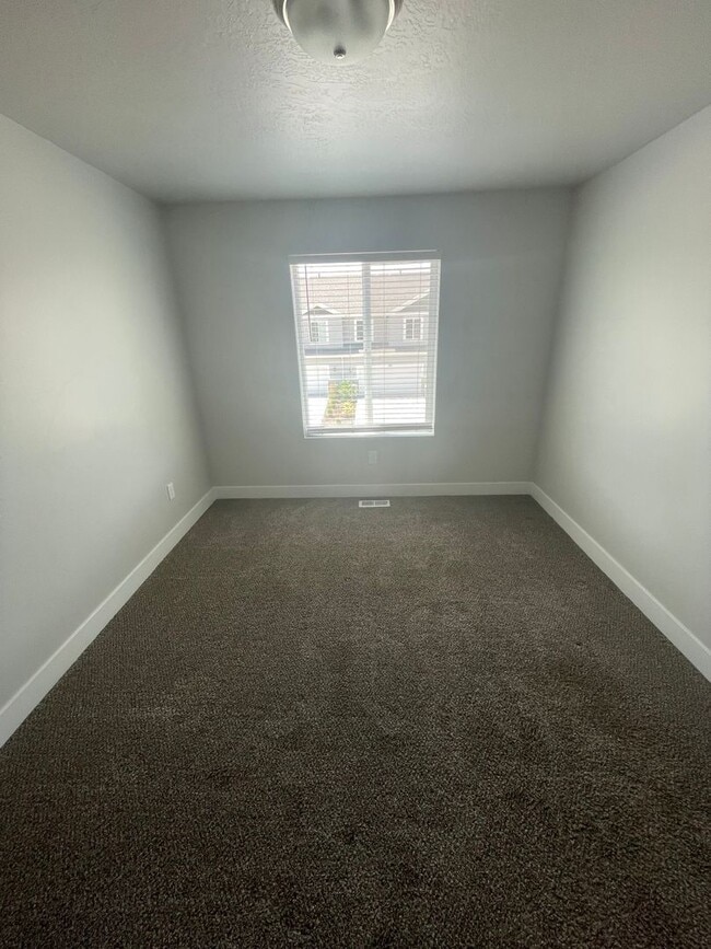 Building Photo - Newer Santaquin Townhome
