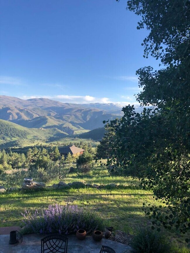 Building Photo - Large 3 bedroom home with gorgeous views i...