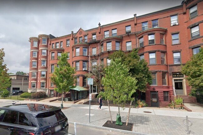 Building Photo - 924 Beacon St