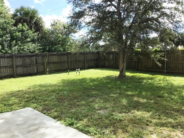 Building Photo - 558 Hatcher St SE