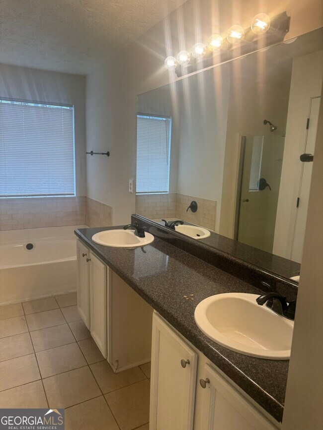 Building Photo - 5842 Wellborn Oaks Ct