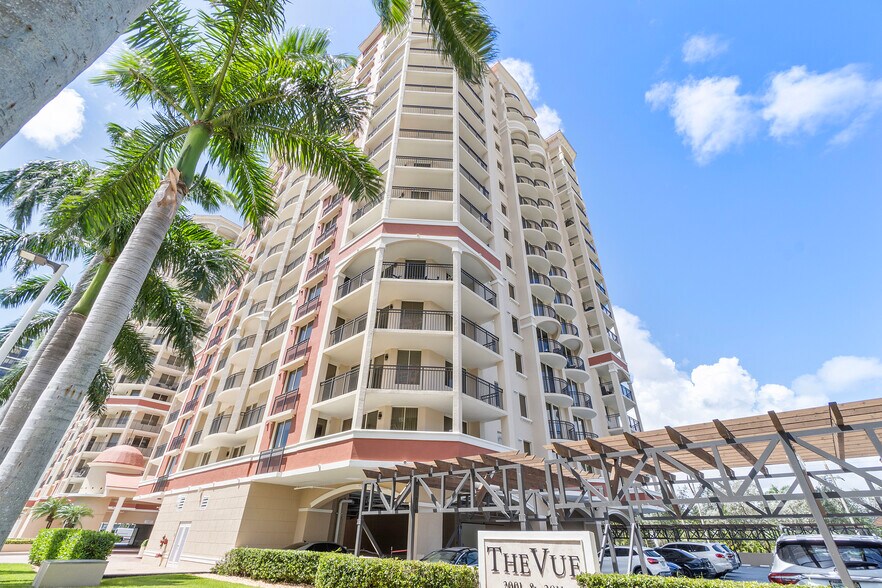 Vue Condominium - 2001 N Ocean Blvd