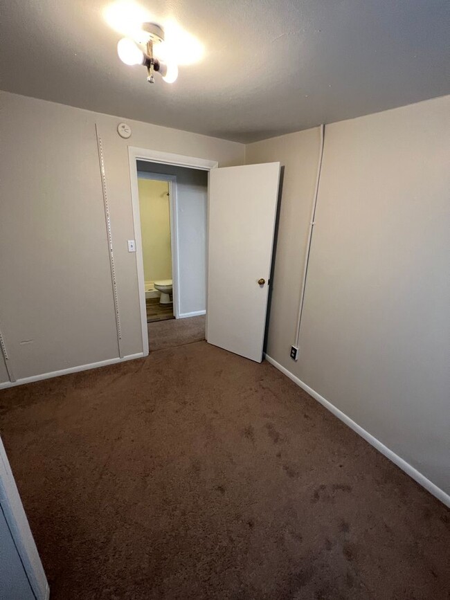 Building Photo - 2-3 Bedroom 1 Bath House with Washer and D...