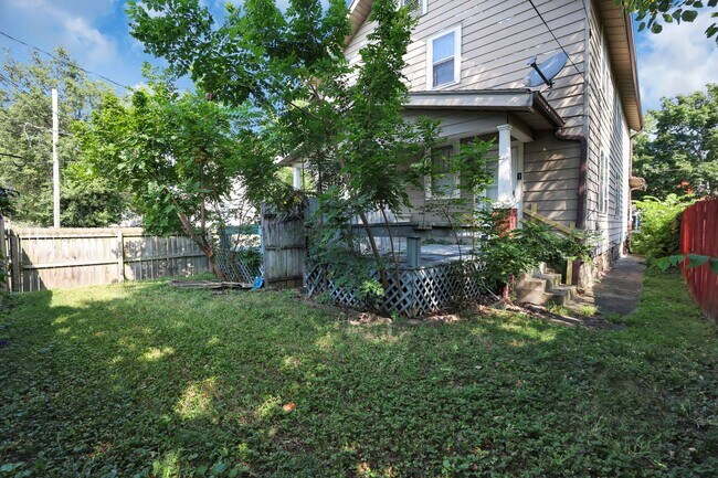 Building Photo - 461-463 Reinhard Ave