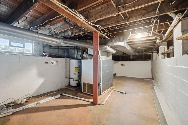 Building Photo - Three Bedroom Home in Hamilton!