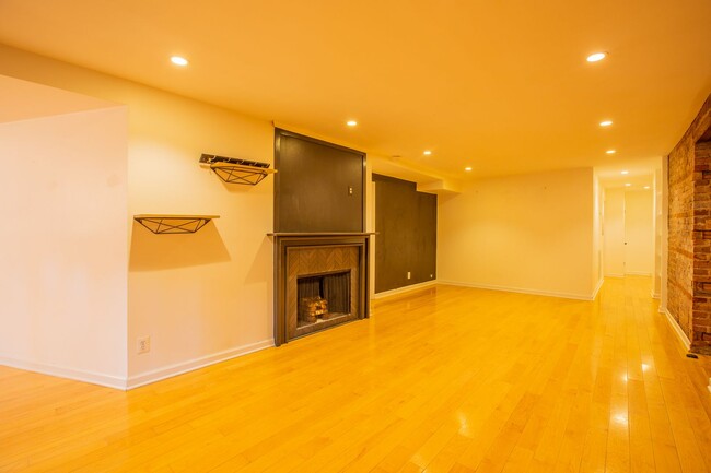 Building Photo - Lovely 2 BR/1.5 BA Apartment in Downtown!