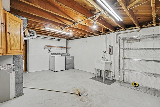 Building Photo - 6881 Fox Way