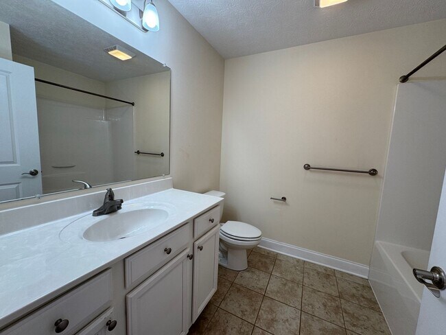 Building Photo - Beautiful Townhome in Spring Oaks!