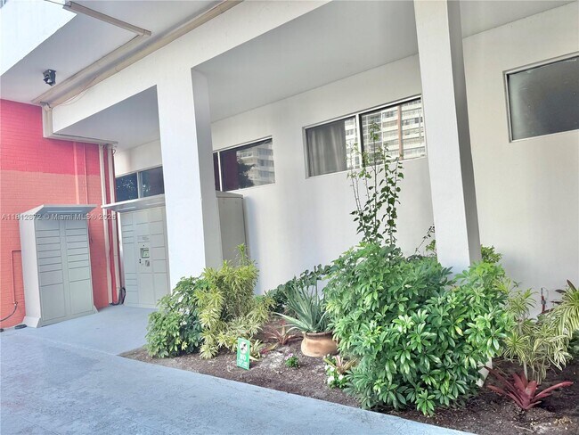 Building Photo - 1351 NE Miami Gardens Dr
