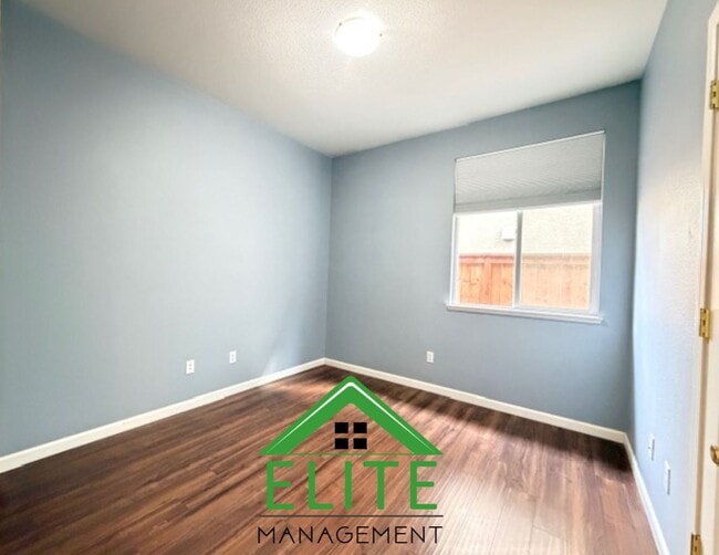 Building Photo - **Spacious 4-Bedroom Single-Story Home in ...