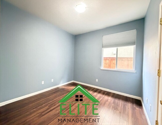 Building Photo - **Spacious 4-Bedroom Single-Story Home in Desirable Elk Grove Neighborhood**