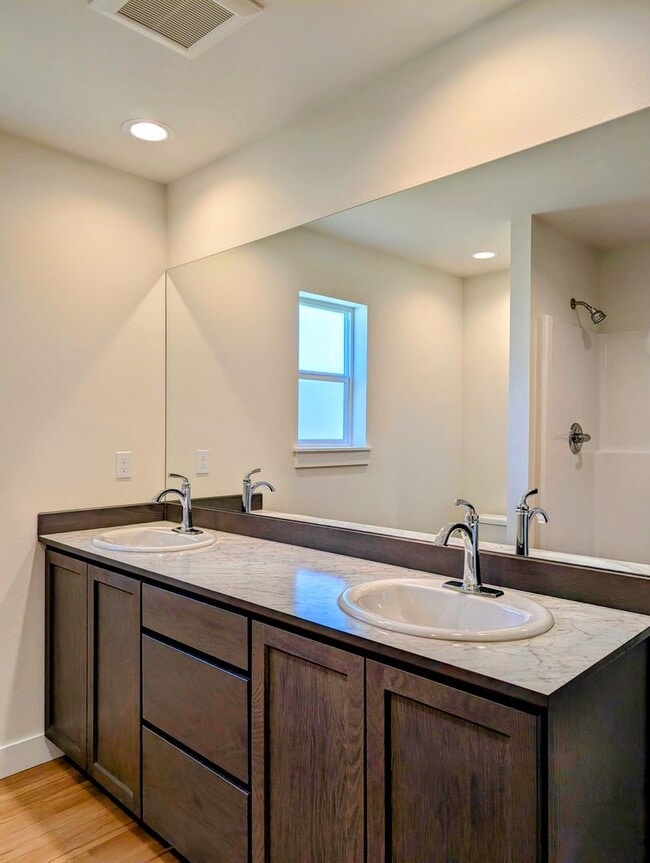 Building Photo - **New Construction** FOUR Bedroom House for Rent in Eastmont School District!