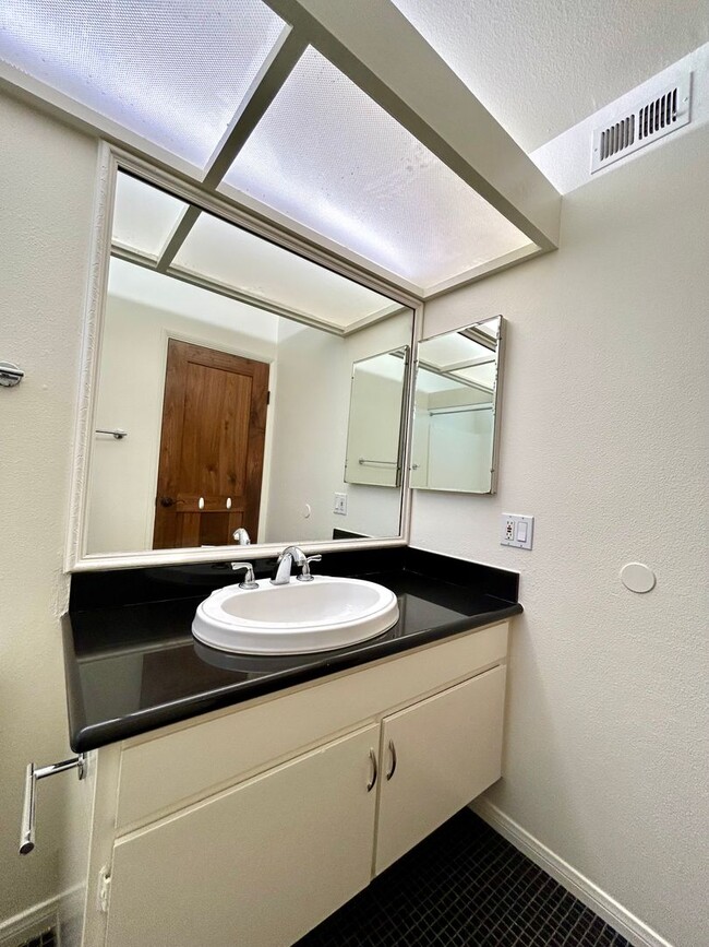 Building Photo - Stunning 3 Bed/3.5 Bath with Panoramic Views!