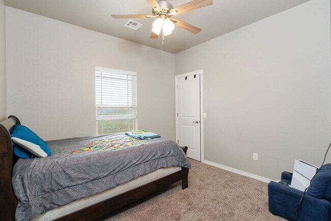 Building Photo - 13806 NE Lafayette Dr