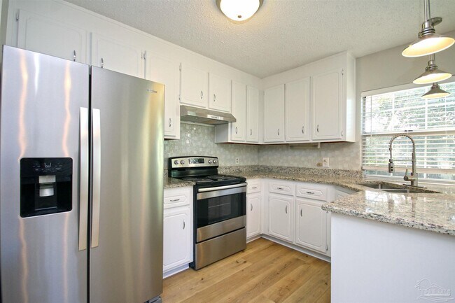 Building Photo - 2028 Cambridge Cir