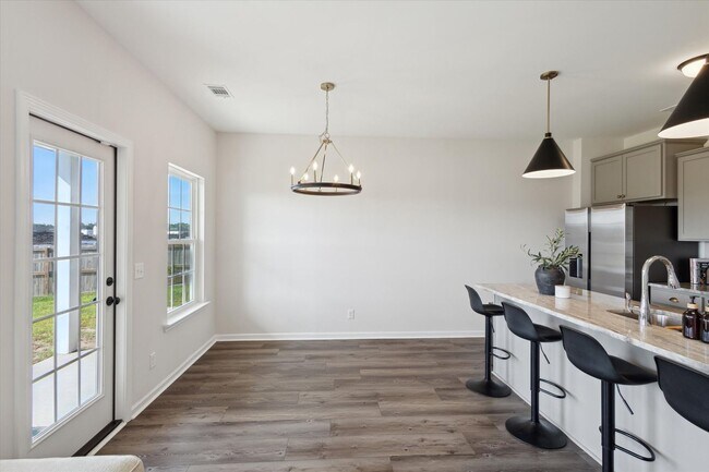 Building Photo - AVAILABLE JULY 2025 [PET FRIENDLY]