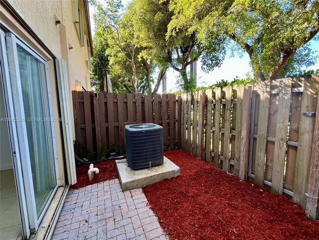 Building Photo - 1550 NE 33rd Ave