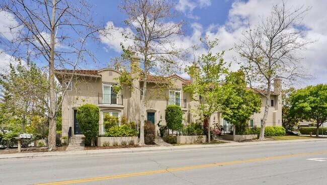 Building Photo - 492 Tyndall St