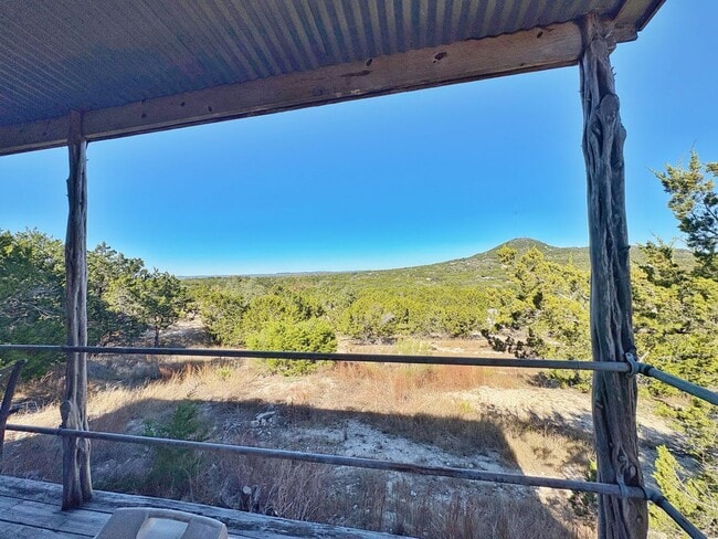 Building Photo - 2/2 w/ Loft - Electric Included!