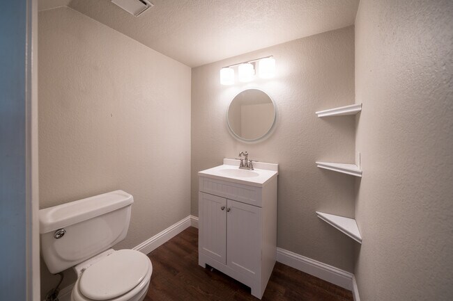 Building Photo - 1808 Cottonwood Ave