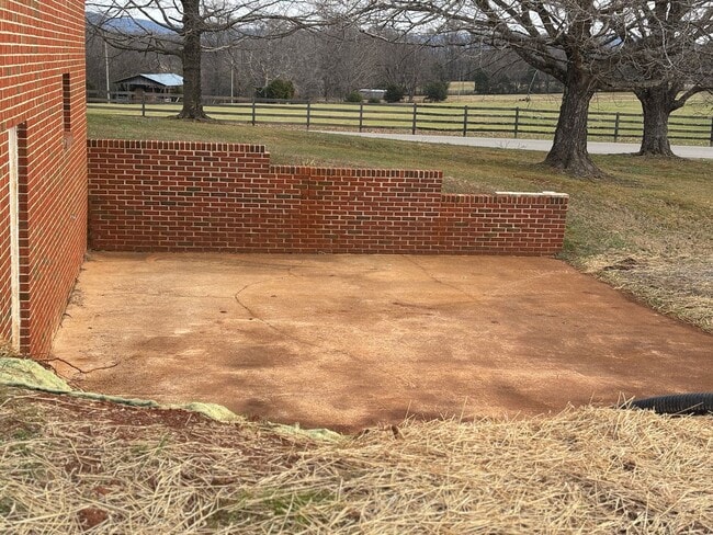 Building Photo - Large 4 Bedroom House in Quiet Country Setting