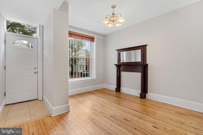 Building Photo - 1221 D St NE