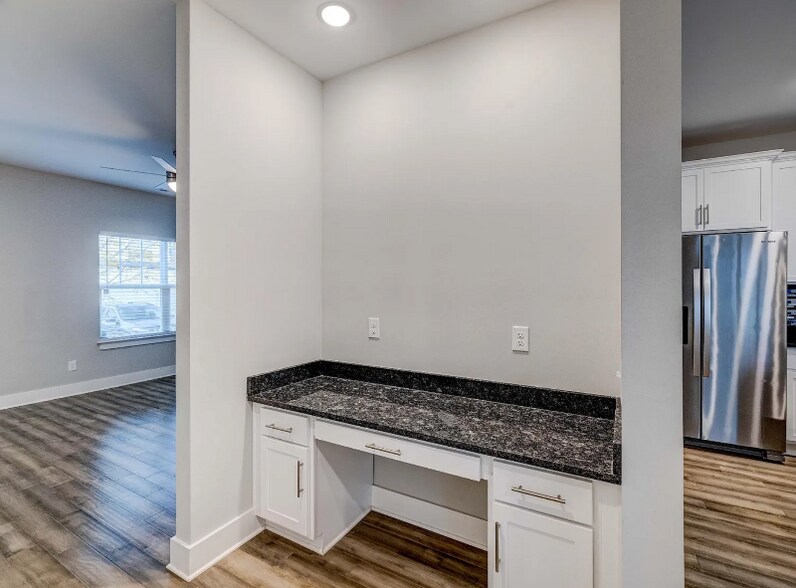 Building Photo - 2129 Bayport Ave