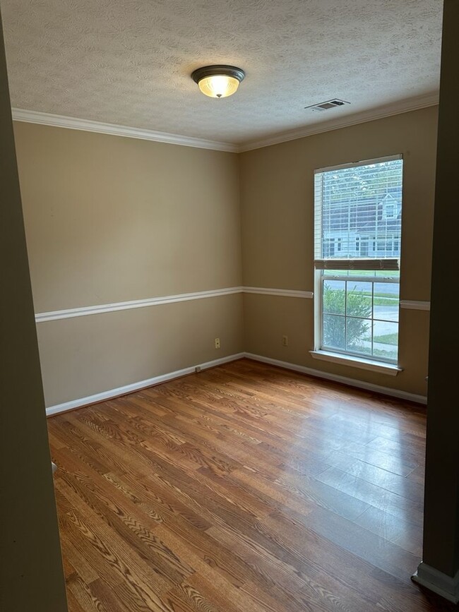 Building Photo - MOVE-IN SPECIAL! 1/2 off first month's ren...