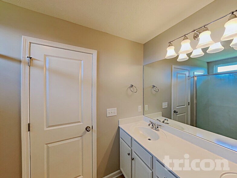 Building Photo - 1637 Robindale Dr