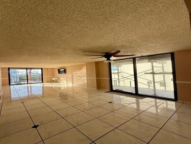 Building Photo - 6061 Collins Ave