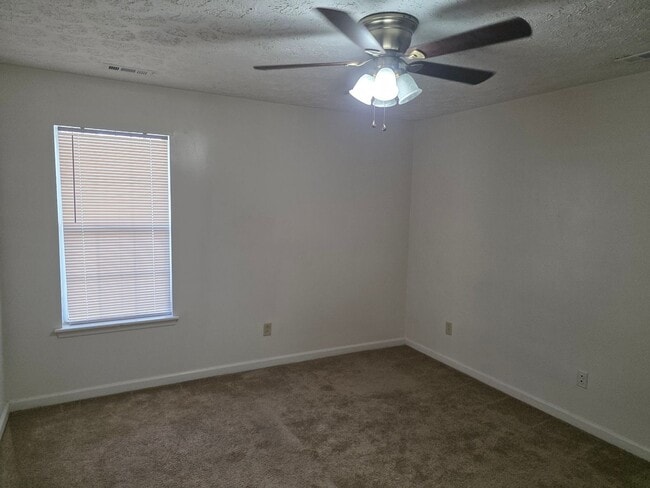 Building Photo - 2 Bedroom 1 bath downstairs unit